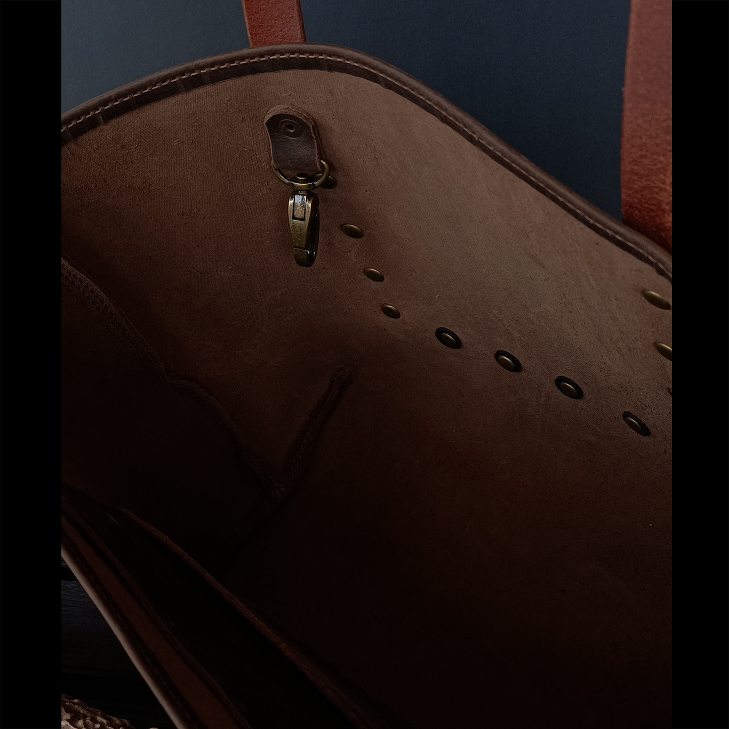 Dustwalker Tote - Small Deep pull-up Umber Brown with Crosshatch brown pocket & Rivets 207