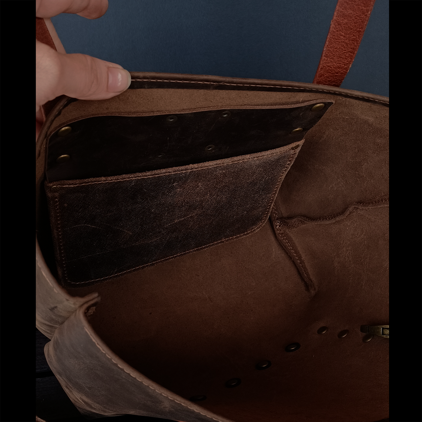 Dustwalker Tote - Small Deep pull-up Umber Brown with Crosshatch brown pocket & Rivets 207