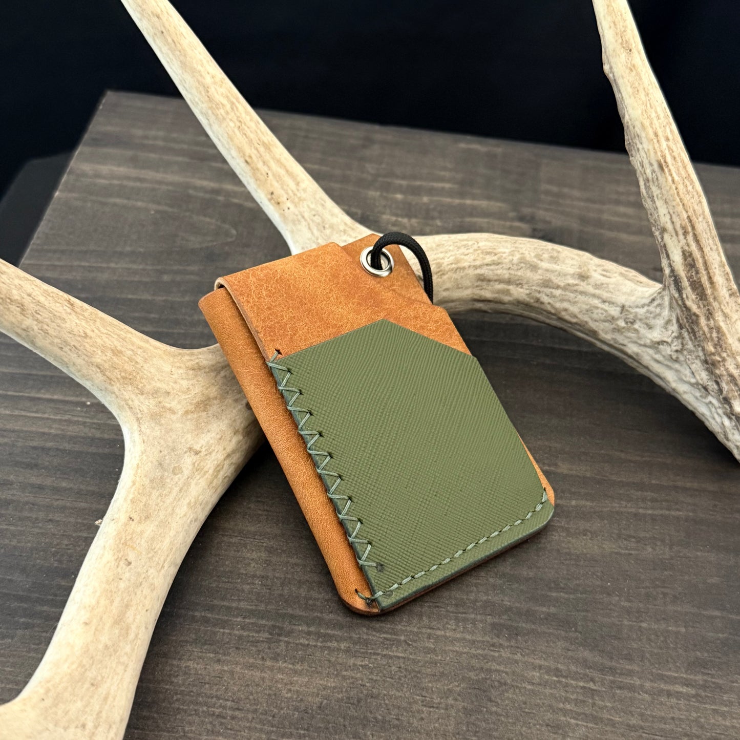 Tauren EDC Wallet Olmo Pueblo. Green pocket. Green Stitch. #104