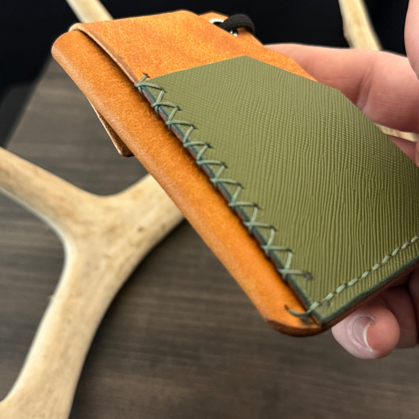 Tauren EDC Wallet Olmo Pueblo. Green pocket. Green Stitch. #104