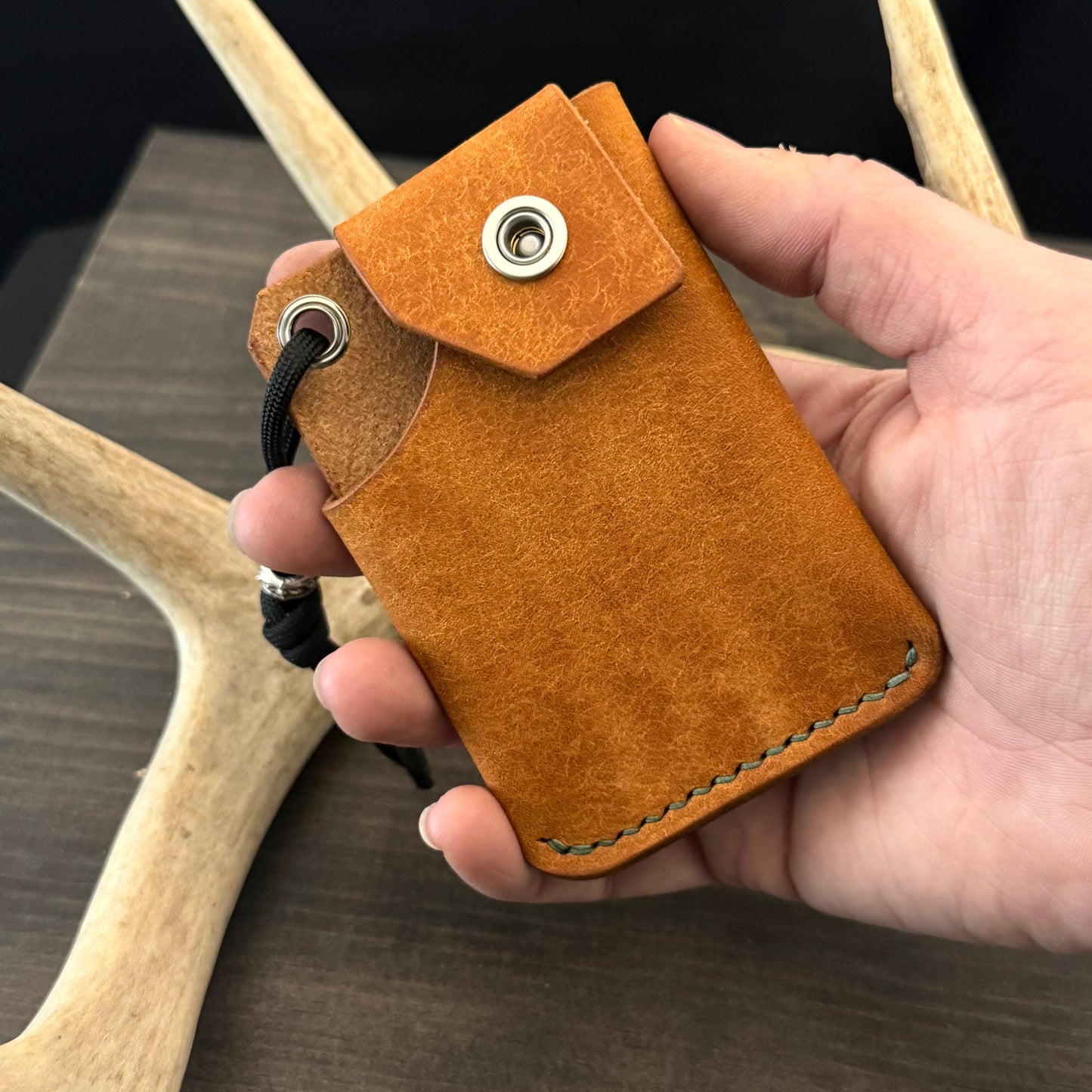 Tauren EDC Wallet Olmo Pueblo. Green pocket. Green Stitch. #104