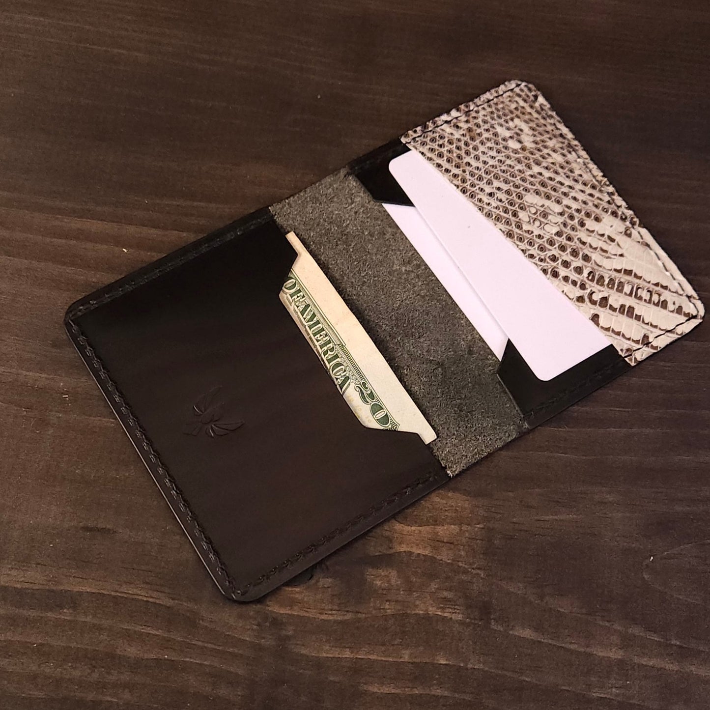 Ring Lizard Compact Wallet. Black and White. 66